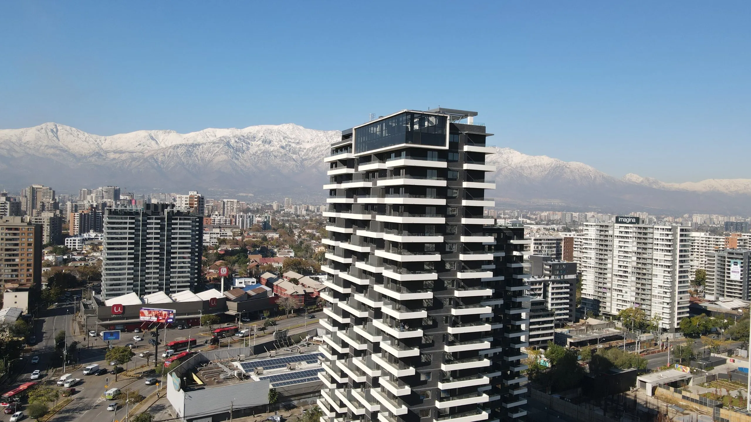 Edificio Somma Parque Bustamante con vista a la cordillera