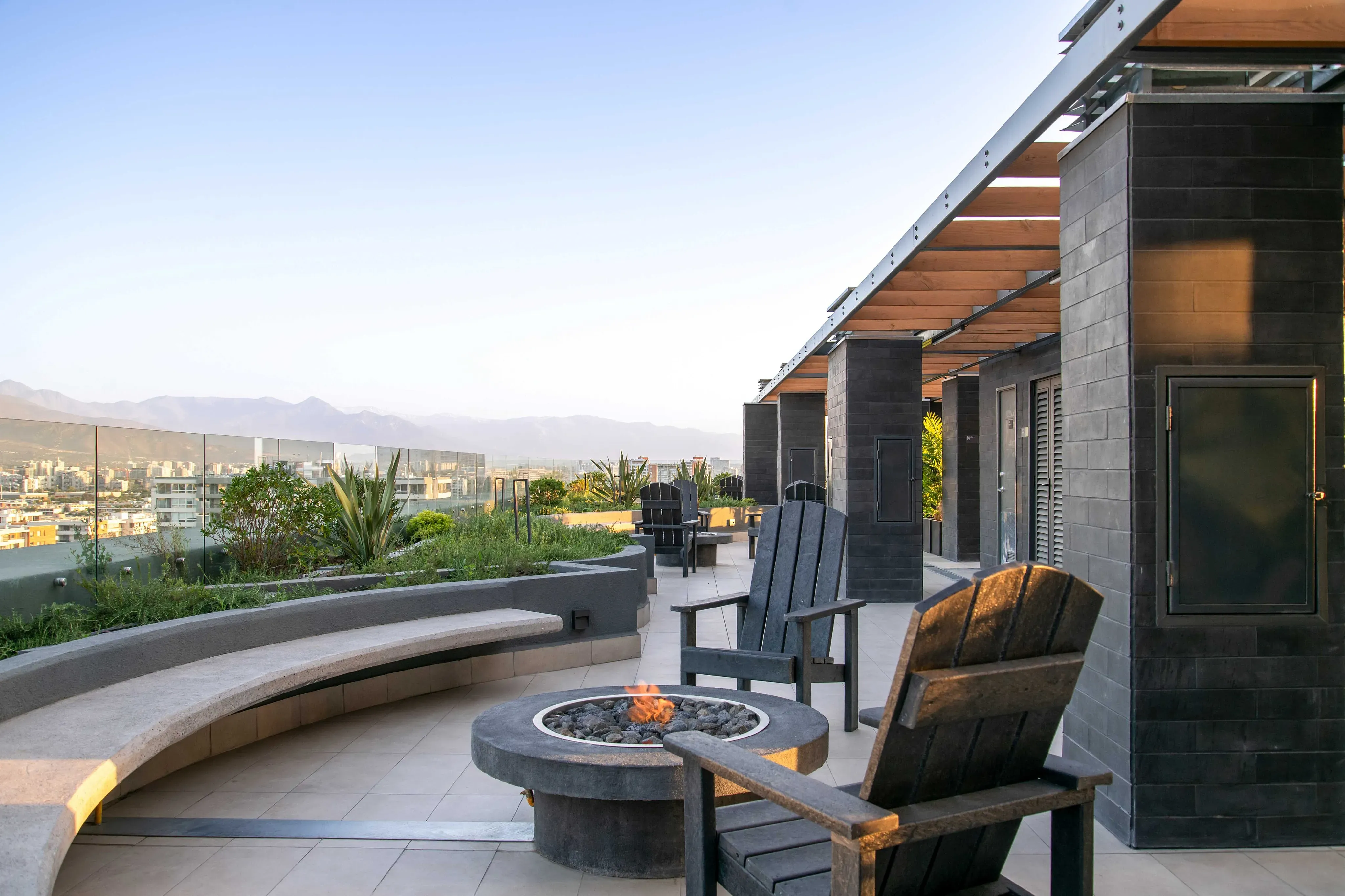 Terraza en la azotea con fogón y vista a la cordillera en Somma Parque Bustamante